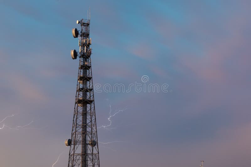 Radiowy wierza w Queensland podczas błyskawicowej burzy obrazy stock Radiowy wierza w Queensland podczas błyskawicowej burzy obrazy stock