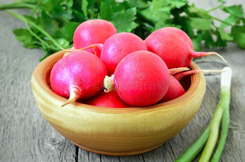 Radis dans un bol en bois images stock