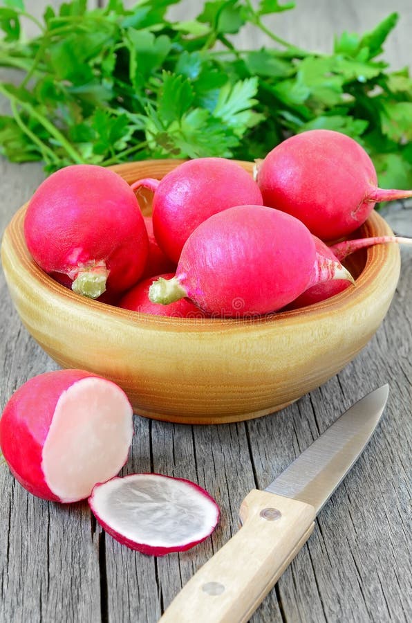 Radis dans la cuvette en bois image stock