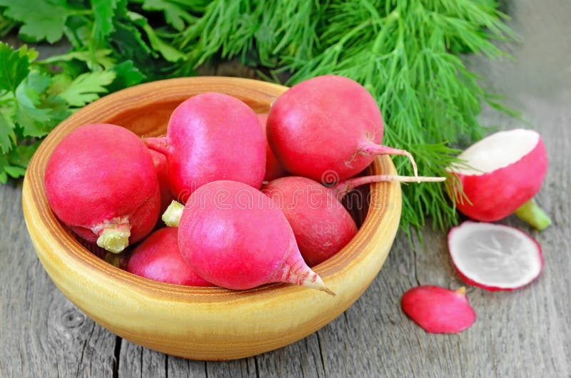 Radis dans la cuvette en bois images stock