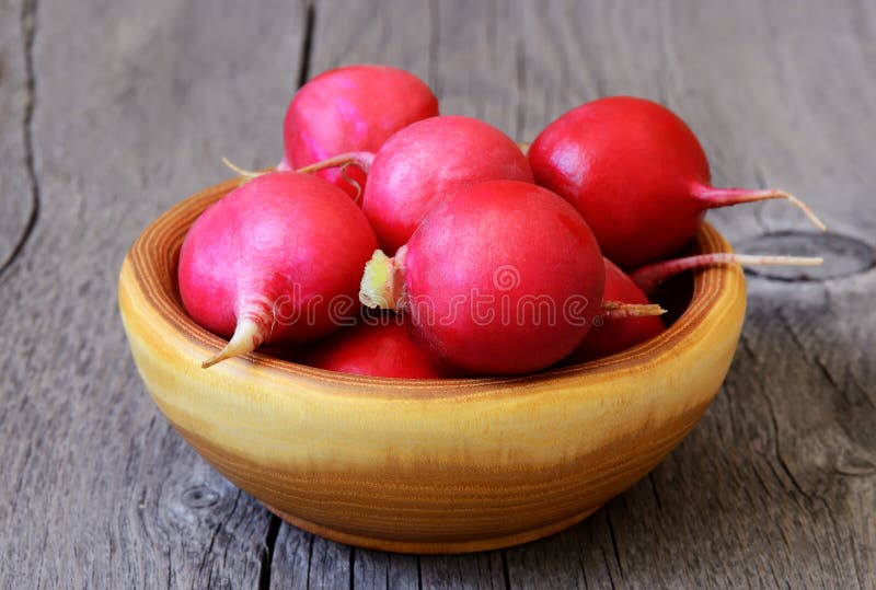 Radis dans une cuvette brune photo libre de droits