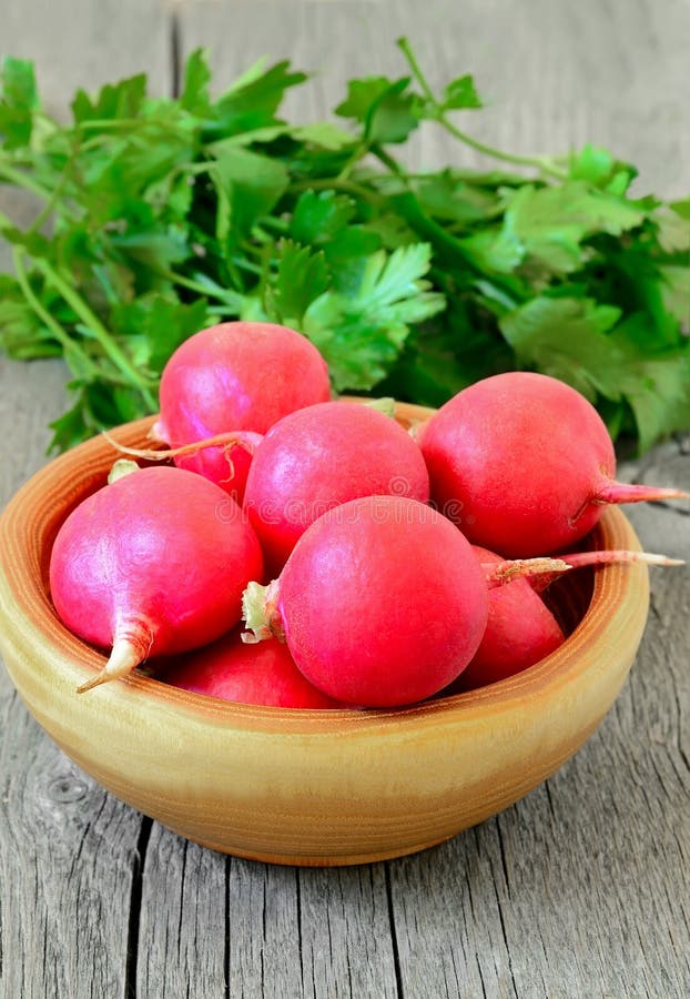 Radis dans une cuvette brune photos libres de droits
