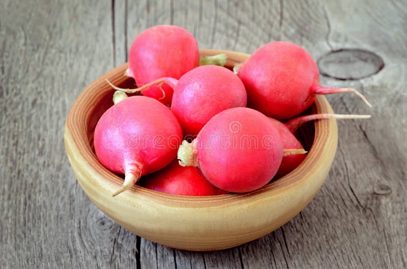 Radis frais dans la cuvette photographie stock