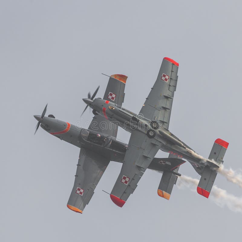 RADOM, POLONIA - 26 AGOSTO: Gruppo acrobatici dell'esposizione di Orlik Polonia fotografie stock RADOM, POLONIA - 26 AGOSTO: Gruppo acrobatici dell'esposizione di Orlik Polonia fotografie stock