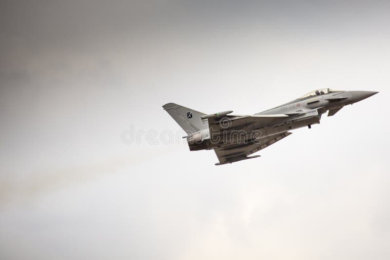 RADOM, POLONIA - 23 DE AGOSTO: EFA-2000 italiano Eurofighter Typhoon imagenes de archivo RADOM, POLONIA - 23 DE AGOSTO: EFA-2000 italiano Eurofighter Typhoon imagenes de archivo
