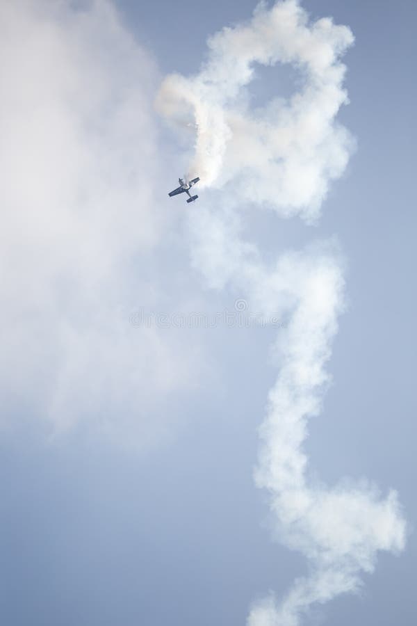 RADOM, POLÔNIA - 26 DE AGOSTO DE 2017: Durin plano do acréscimo 300 Aerobatic imagem de stock RADOM, POLÔNIA - 26 DE AGOSTO DE 2017: Durin plano do acréscimo 300 Aerobatic imagem de stock