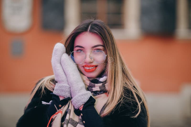 Radosna dziewczyna pozująca się kamery Portret uśmiechniętej kobiecej kamery na zewnątrz Zamknij blond włosy kobieta czuć zdjęcia royalty free Radosna dziewczyna pozująca się kamery Portret uśmiechniętej kobiecej kamery na zewnątrz Zamknij blond włosy kobieta czuć zdjęcia royalty free