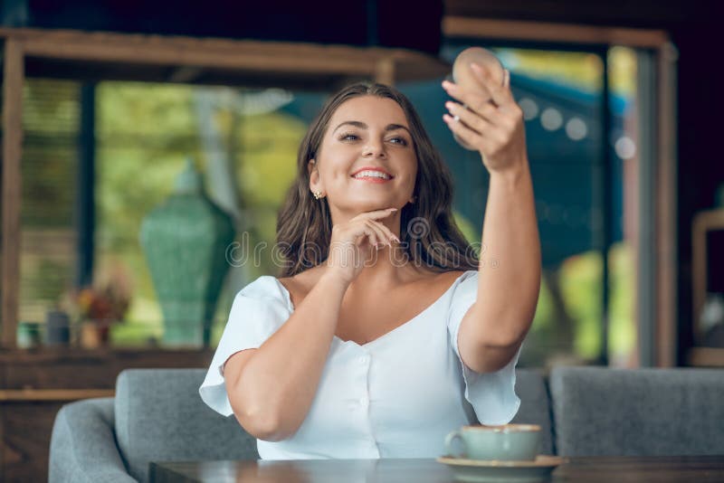 Radosna kobieta patrząca w lustro fotografia stock