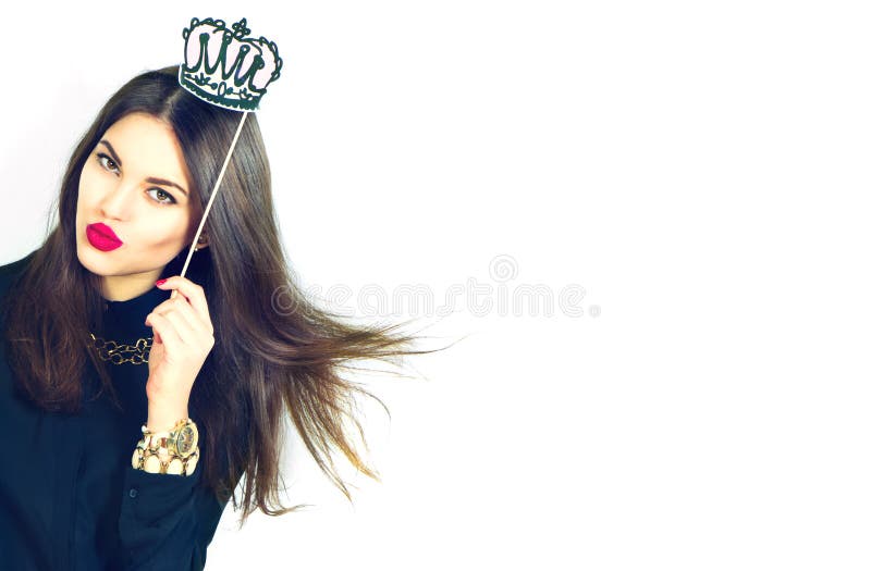Radosna seksowna wzorcowa dziewczyna trzyma śmiesznego papieru koronę na kiju odizolowywającym na bielu obrazy royalty free Radosna seksowna wzorcowa dziewczyna trzyma śmiesznego papieru koronę na kiju odizolowywającym na bielu obrazy royalty free