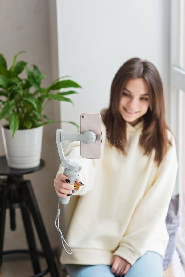 Radosne pokolenie z nastolatka dziewczyna uśmiechnięta twarz rozmawiająca na kamerze smartphone nagranie vlog transmisja mediów sp zdjęcie stock