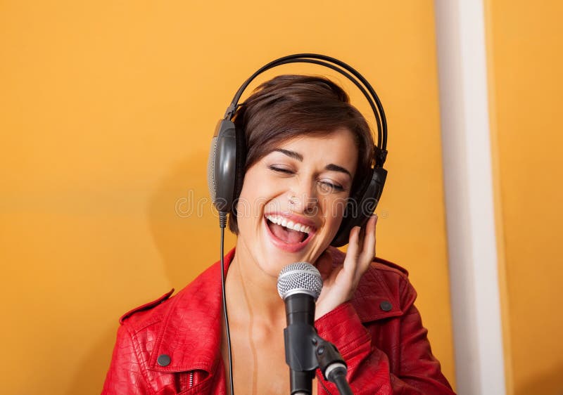 Radosny kobieta śpiew W studiu nagrań