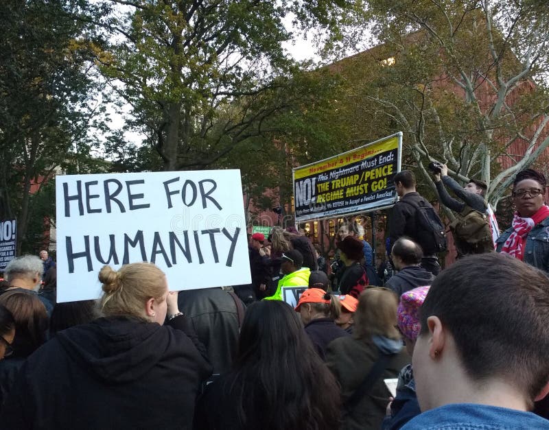 Raduno di Anti-Trump, qui per umanità, Washington Square Park, NYC, NY, U.S.A. fotografia stock libera da diritti Raduno di Anti-Trump, qui per umanità, Washington Square Park, NYC, NY, U.S.A. fotografia stock libera da diritti