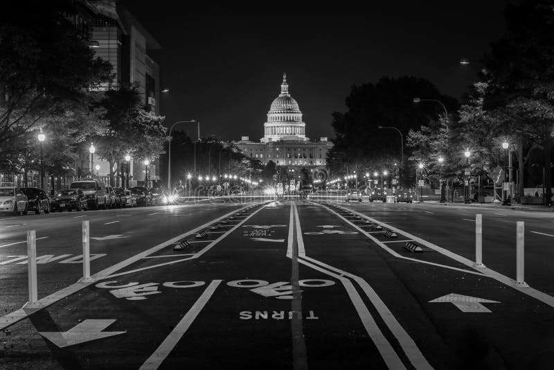 Radwege auf Pennsylvania Avenue und dem Kapitol Vereinigter Staaten nachts, in Washington, DC lizenzfreie stockfotografie Radwege auf Pennsylvania Avenue und dem Kapitol Vereinigter Staaten nachts, in Washington, DC lizenzfreie stockfotografie