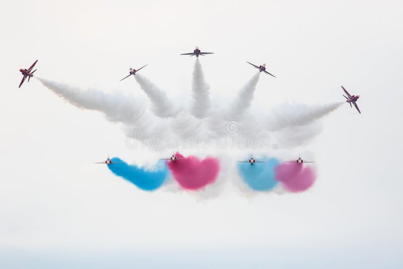 RAF κόκκινη ομάδα επίδειξης βελών aerobatic που αποδίδει σε μεγάλο Yarmou στοκ φωτογραφίες με δικαίωμα ελεύθερης χρήσης RAF κόκκινη ομάδα επίδειξης βελών aerobatic που αποδίδει σε μεγάλο Yarmou στοκ φωτογραφίες με δικαίωμα ελεύθερης χρήσης