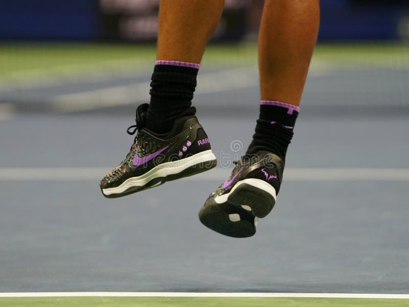 Rafael Nadal, CampeÃ³n Del Grand Slam 18 Ocasiones De EspaÃ±a, Zapatos De Tenis Nike Personalizados Durante Partido De Foto de archivo editorial - Imagen de juego, revés: 158907093