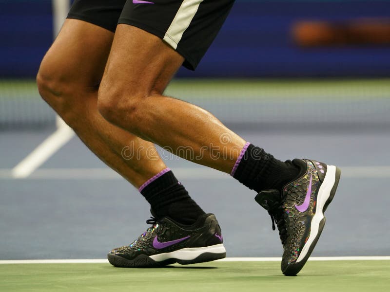 Rafael Nadal, CampeÃ³n Del Grand Slam En 18 Ocasiones De EspaÃ±a, Lleva Zapatos De Nike Personalizados El Partido De Imagen - Imagen de duro, mezclilla: 158907110