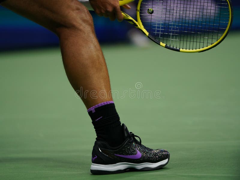 Rafael Nadal, CampeÃ³n Del Grand Slam En 18 Ocasiones De EspaÃ±a, Lleva  Zapatos De Tenis Nike Personalizados Durante El Partido De Imagen editorial  - Imagen de raqueta, bola: 158907200