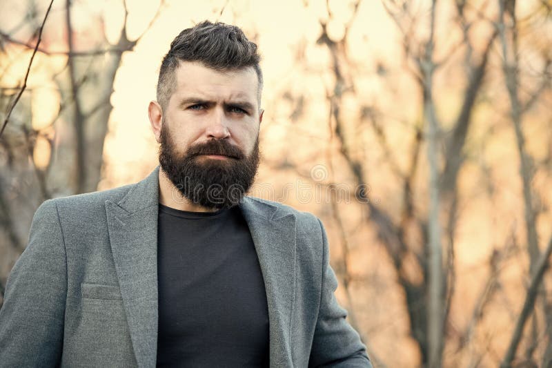 Raffinato grooming per il selvaggio moderno. barbuto con barba brutale. i cacciatori indossano barba lunga e baffi in stile brutal immagine stock libera da diritti