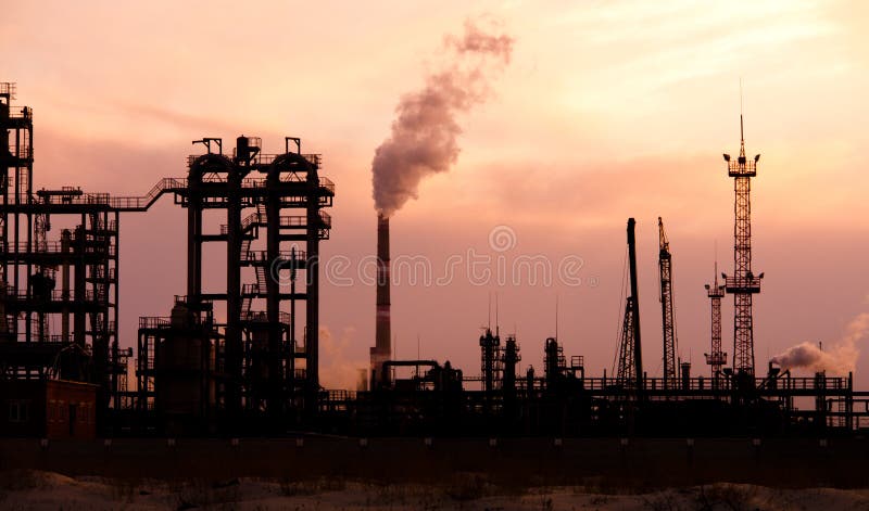 Raffineria di petrolio al tramonto. Inquinamento dell'ambiente.