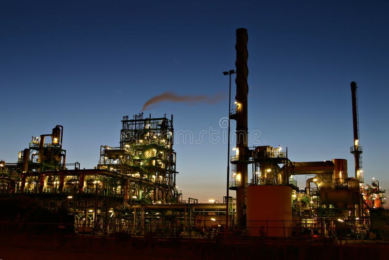 Raffineria di petrolio entro la notte fotografia stock libera da diritti Raffineria di petrolio entro la notte fotografia stock libera da diritti