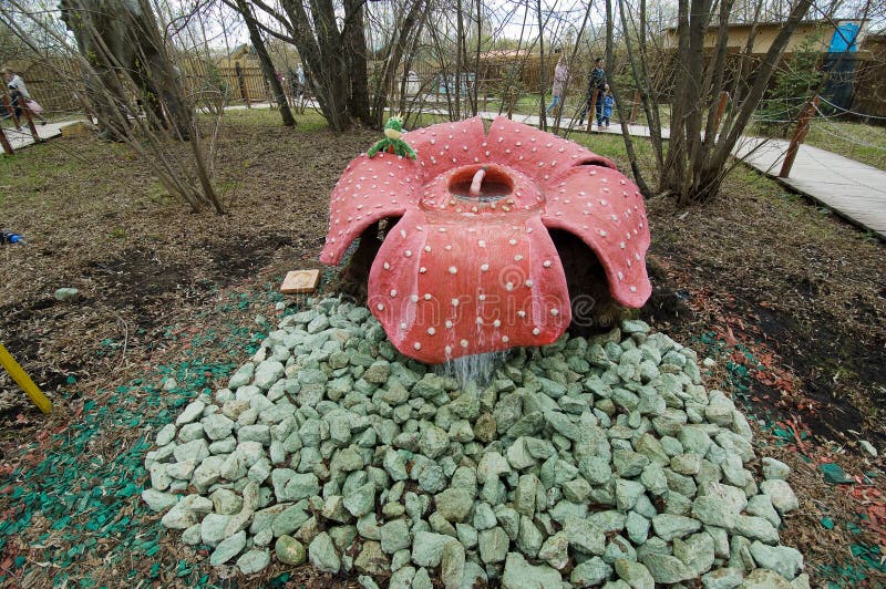 Rafflesia den förhistoriska rovdjurs- blomman i dinosaurie parkerar, Moskva, Ryssland royaltyfri foto Rafflesia den förhistoriska rovdjurs- blomman i dinosaurie parkerar, Moskva, Ryssland royaltyfri foto