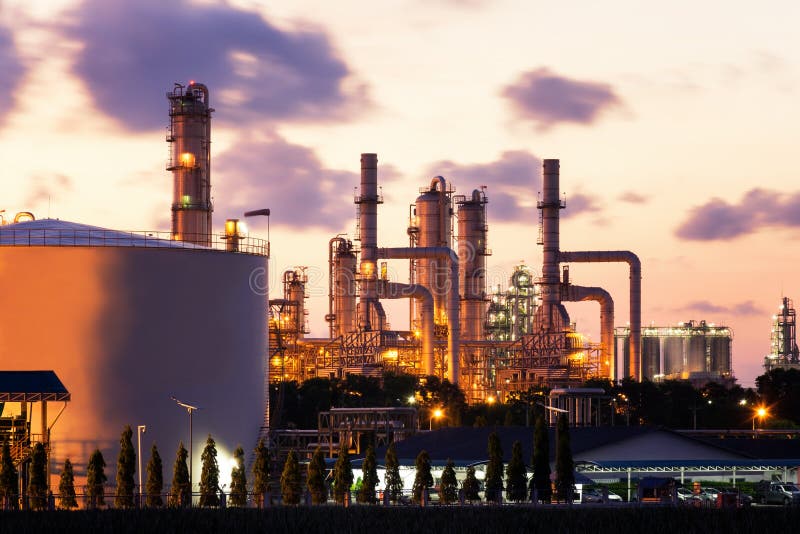 Rafinerii Ropy Naftowej fabryka przy zmierzchem, zakład petrochemiczny, ropa naftowa, Chemiczny przemysł