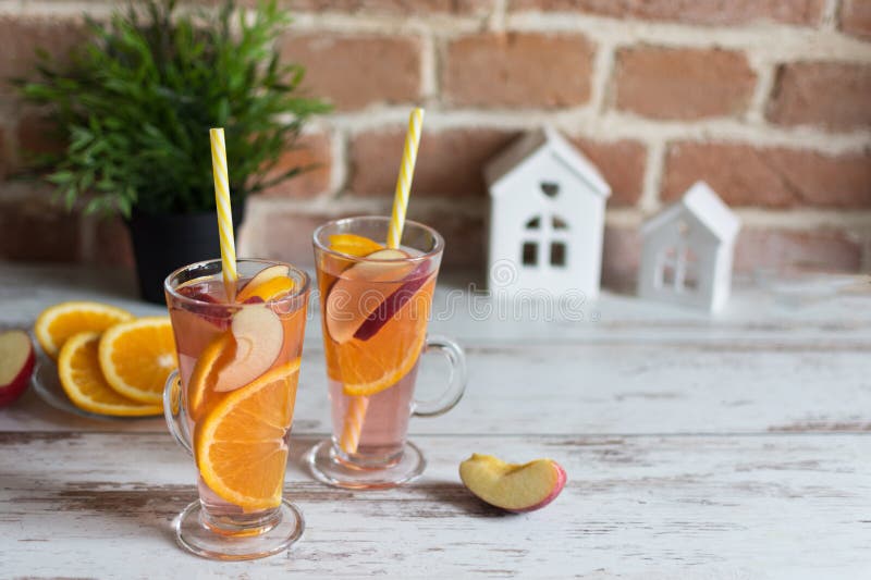 Rafraîchir le punch de la sangria aux fruits espagnols sur fond de bois photos stock Rafraîchir le punch de la sangria aux fruits espagnols sur fond de bois photos stock