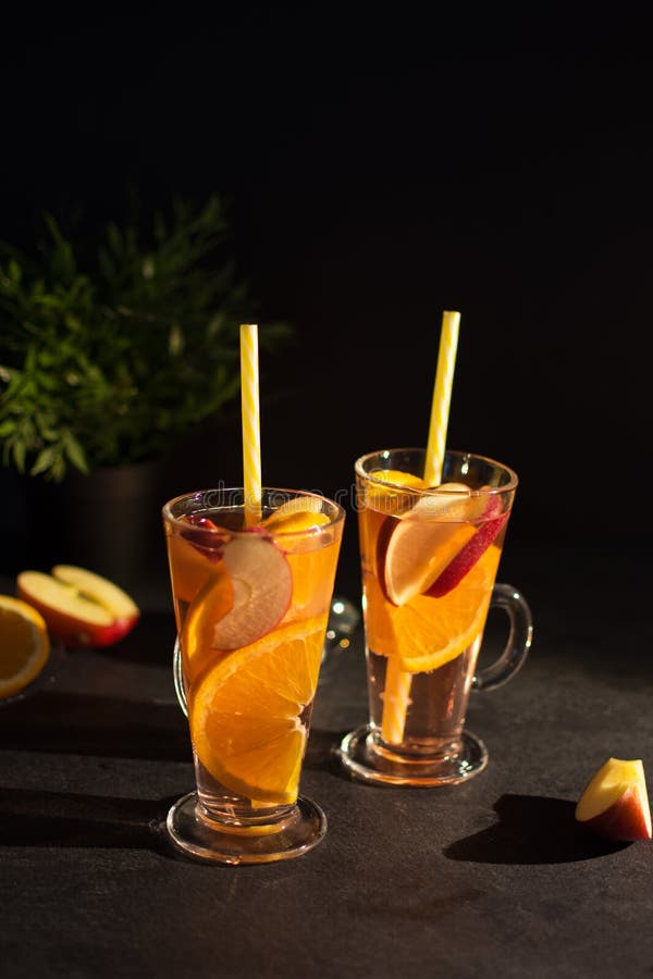 Rafraîchir le punch de sangria de fruits espagnols sur fond noir photos stock Rafraîchir le punch de sangria de fruits espagnols sur fond noir photos stock