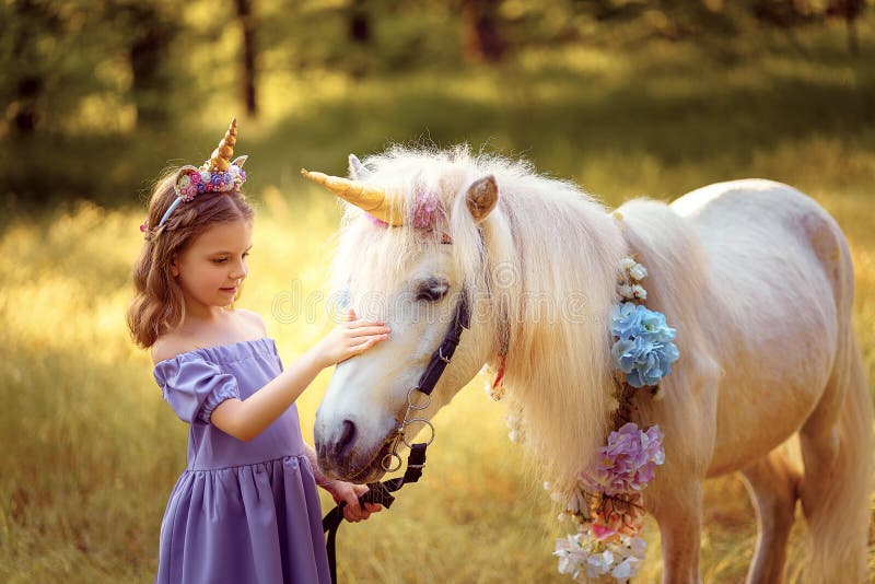 Ragazza in abito viola con la corona di un unicorno che abbraccia e bacia un unicorno bianco I sogni si avverano Favola