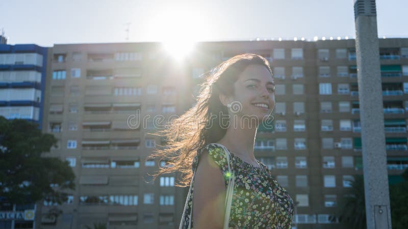 Ragazza adolescente elegante e elegante che posano fuori moda urbana Donna abbronzante che sorride indossando una camicia di fior immagini stock libere da diritti Ragazza adolescente elegante e elegante che posano fuori moda urbana Donna abbronzante che sorride indossando una camicia di fior immagini stock libere da diritti