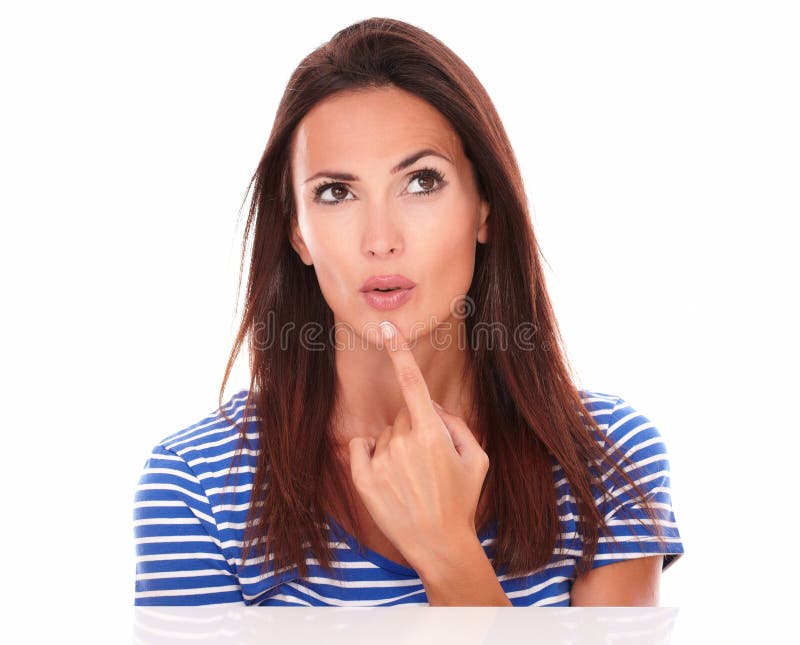 Ragazza adorabile che cerca vista frontale riflettente fotografia stock libera da diritti Ragazza adorabile che cerca vista frontale riflettente fotografia stock libera da diritti