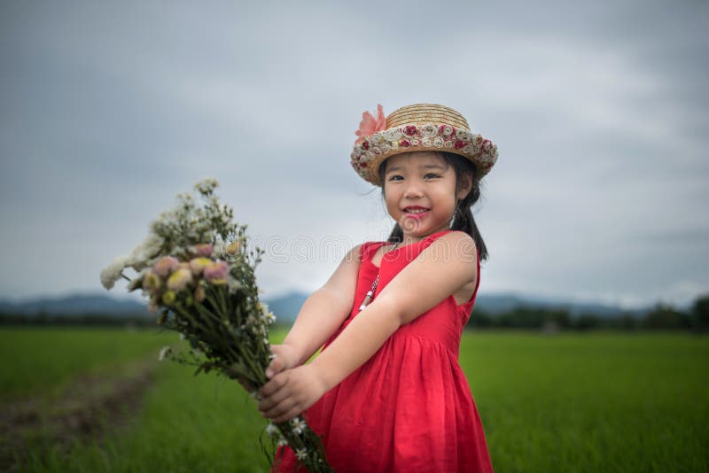 Ragazza adorabile che dà fiore voi fotografia stock libera da diritti Ragazza adorabile che dà fiore voi fotografia stock libera da diritti
