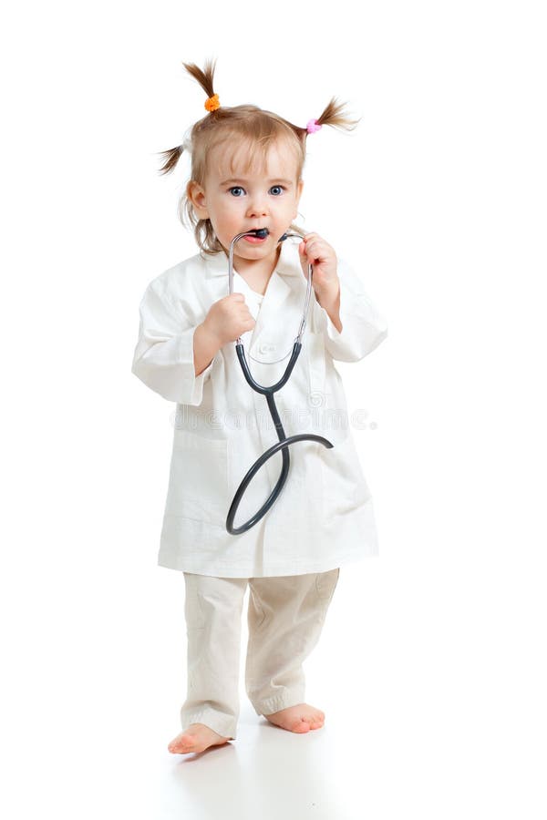 Ragazza adorabile del bambino in uniforme come medico fotografia stock libera da diritti Ragazza adorabile del bambino in uniforme come medico fotografia stock libera da diritti