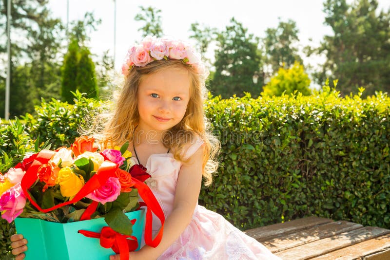 Ragazza adorabile del piccolo bambino con il mazzo dei fiori sul buon compleanno Fondo verde della natura di estate Usilo per il fotografia stock libera da diritti Ragazza adorabile del piccolo bambino con il mazzo dei fiori sul buon compleanno Fondo verde della natura di estate Usilo per il fotografia stock libera da diritti