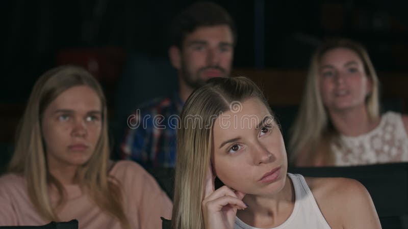 Ragazza al cinema che guarda un film