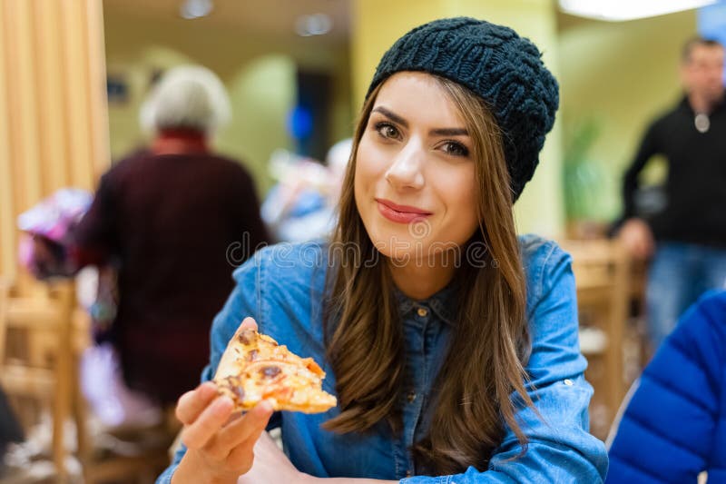 Ragazza al ristorante