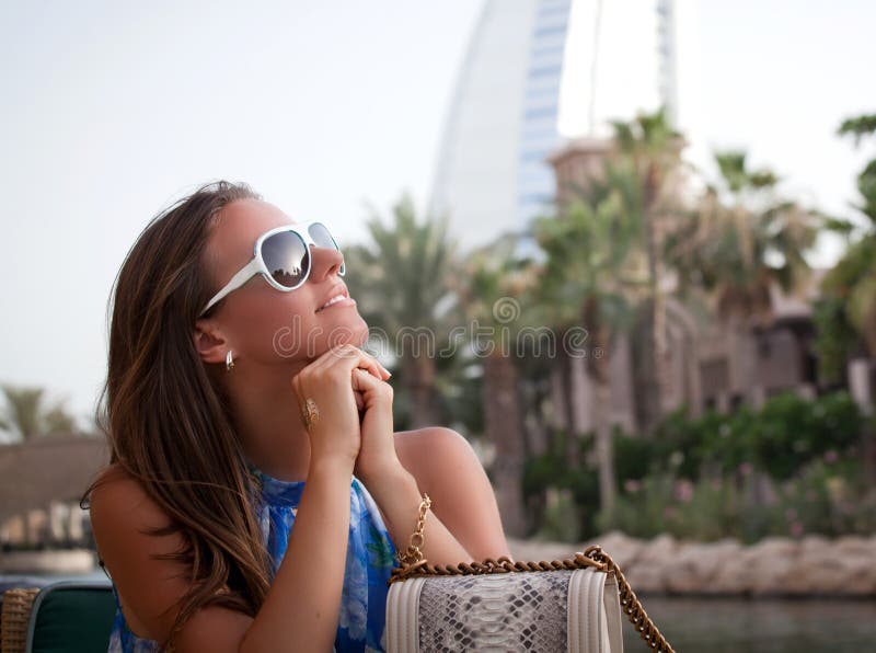 Donna Turistica Di Viaggio Del Dubai Sulla Vacanza Nella Passeggiata Di