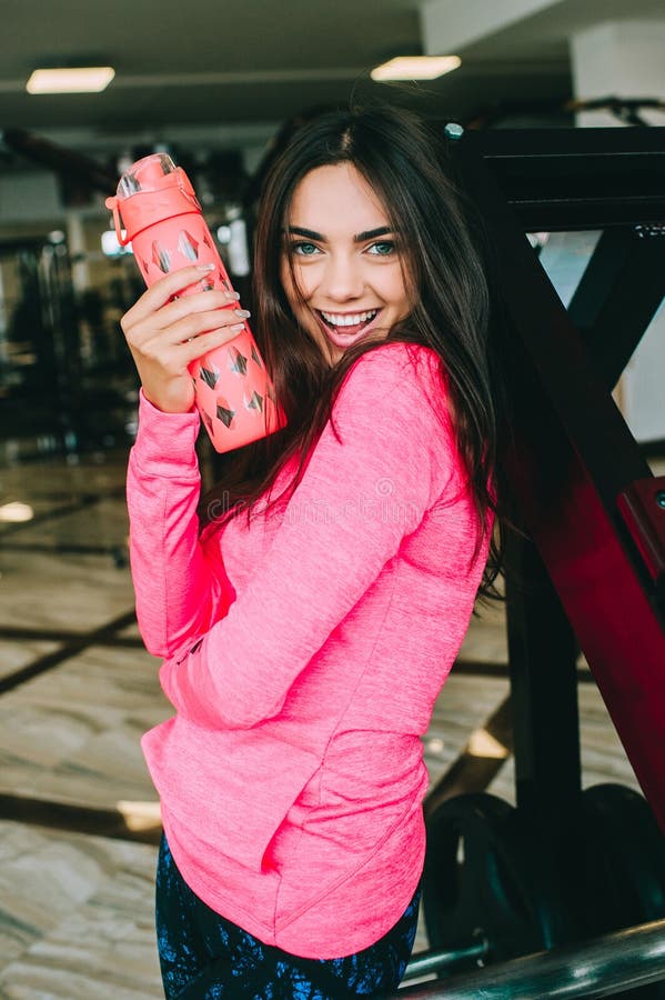 Ragazza all'istruttore della palestra immagini stock libere da diritti Ragazza all'istruttore della palestra immagini stock libere da diritti