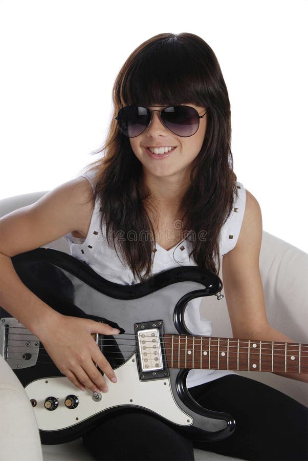Ragazza alla moda che gioca chitarra elettrica fotografie stock Ragazza alla moda che gioca chitarra elettrica fotografie stock