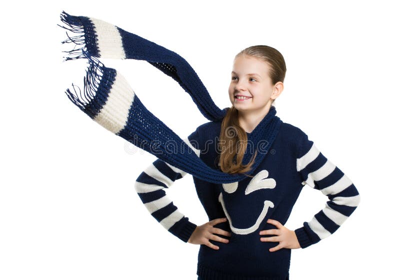 Ragazza allegra in maglione e sciarpa che posano nello studio Volo della sciarpa nel vento fotografia stock libera da diritti Ragazza allegra in maglione e sciarpa che posano nello studio Volo della sciarpa nel vento fotografia stock libera da diritti