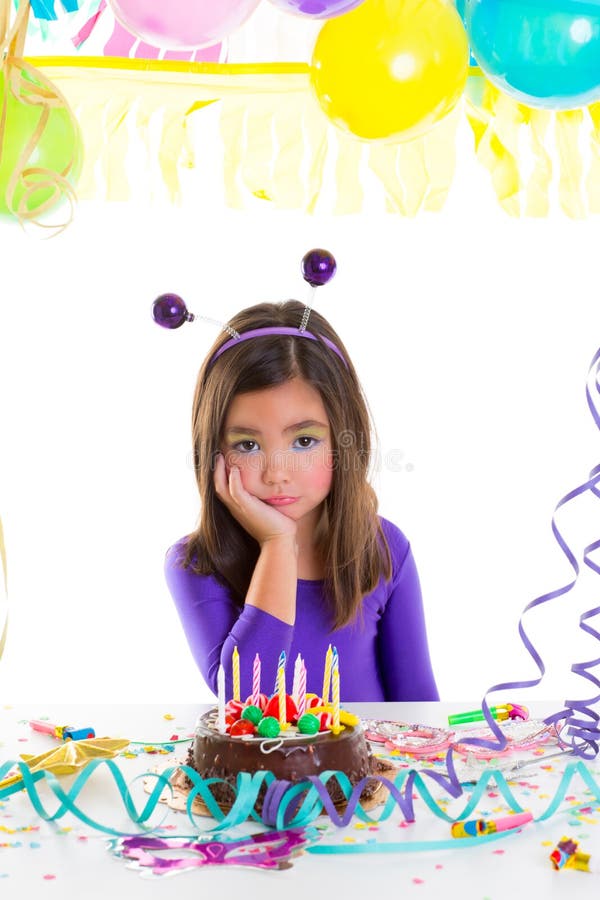 Ragazza annoiata triste del bambino del bambino asiatico nella festa di compleanno fotografia stock libera da diritti Ragazza annoiata triste del bambino del bambino asiatico nella festa di compleanno fotografia stock libera da diritti