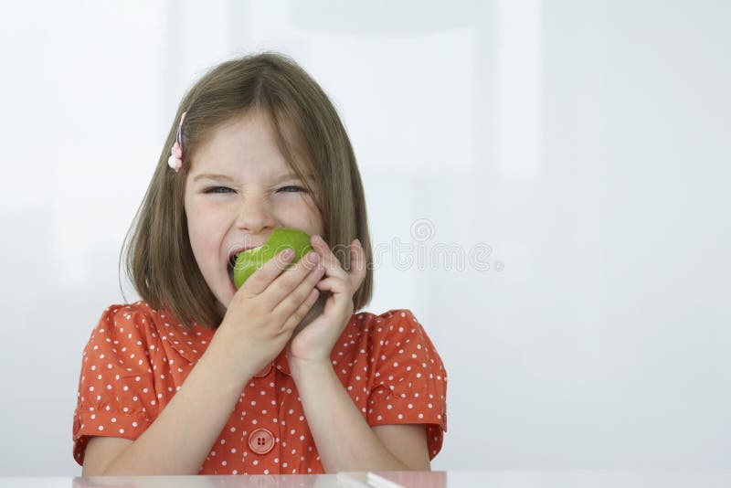 Ragazza Apple verde mordace immagini stock Ragazza Apple verde mordace immagini stock