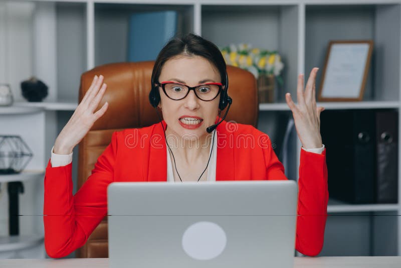 Ragazza arrabbiata sul posto di lavoro. donna d'affari sconvolta. donna d'affari depressa, blogger vlogger influenzencer si siede fotografia stock libera da diritti