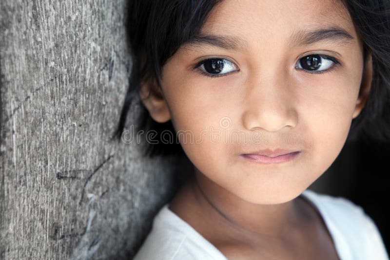 Ragazza asiatica che osserva al lato immagini stock Ragazza asiatica che osserva al lato immagini stock