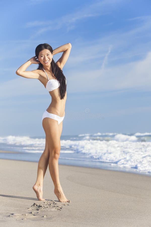 Ragazza asiatica cinese della giovane donna in bikini sulla spiaggia fotografie stock Ragazza asiatica cinese della giovane donna in bikini sulla spiaggia fotografie stock