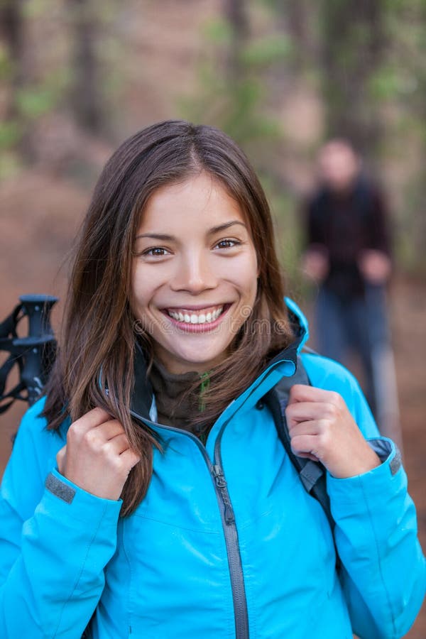 Ragazza asiatica felice della viandante in foresta con lo zaino immagini stock libere da diritti Ragazza asiatica felice della viandante in foresta con lo zaino immagini stock libere da diritti