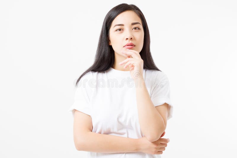 Ragazza asiatica giovane di pensiero isolata su fondo bianco Copi lo spazio Derisione su La donna dell'estate copre la maglietta immagine stock Ragazza asiatica giovane di pensiero isolata su fondo bianco Copi lo spazio Derisione su La donna dell'estate copre la maglietta immagine stock