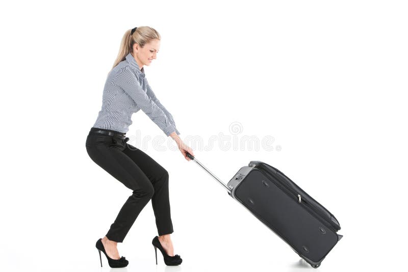 Ragazza bella che tira grandi bagagli fotografia stock libera da diritti Ragazza bella che tira grandi bagagli fotografia stock libera da diritti