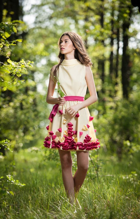Ragazza bella giovane in un vestito giallo nel legno Ritratto della donna romantica nell'adolescente alla moda sbalorditivo della immagini stock Ragazza bella giovane in un vestito giallo nel legno Ritratto della donna romantica nell'adolescente alla moda sbalorditivo della immagini stock