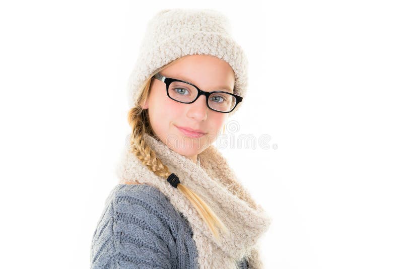 ragazza bionda allegra teenager con i vetri e la lana della sciarpa fotografia stock ragazza bionda allegra teenager con i vetri e la lana della sciarpa fotografia stock